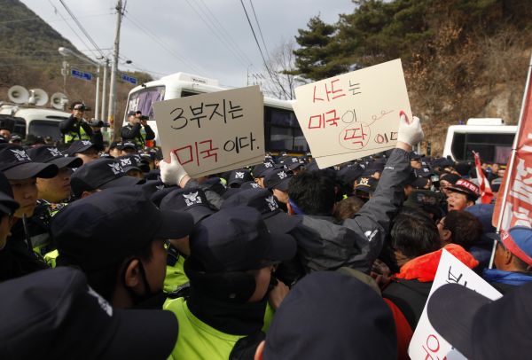 资料图片：3月8日，在韩国庆尚北道星州郡的星州高尔夫球场附近，抗议民众与警方对峙。当日，“萨德”系统部署地附近的民众举行抗议活动，反对“萨德”系统入韩。新华社记者姚琪琳摄资料图片：3月8日，在韩国庆尚北道星州郡的星州高尔夫球场附近，抗议民众与警方对峙。当日，“萨德”系统部署地附近的民众举行抗议活动，反对“萨德”系统入韩。新华社记者姚琪琳摄