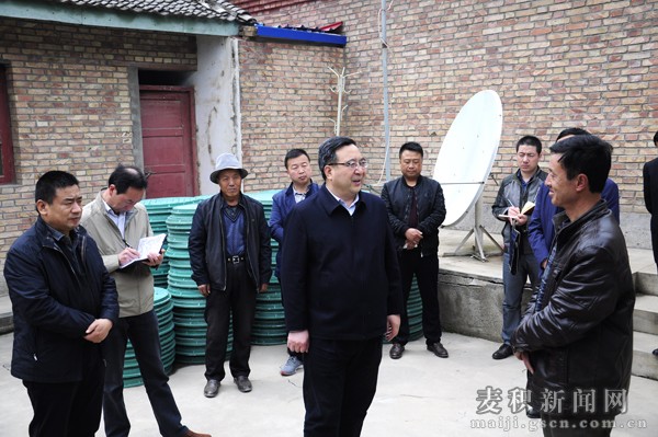 4月11日,麦积区委书记张智明带领区委办,扶贫办,水务局等单位主要负责