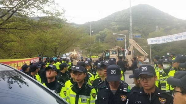 报道称,目前萨德部署地附近的村民会馆前有50多名居民负责巡逻监视,以防再有萨德设备运入。