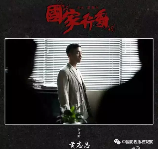 《人民的名义》打响反腐剧的“头炮”后,一波还在路上的反腐剧成为观众关注的焦点。记者查阅资料发现,根据国家新闻出版广电总局网站全国拍摄制作电视剧备案公示的文件统计,从2015年1月到2016年3月,国家广电总局共立项7部与反腐有关的电视剧,分别是《人民的名义》《打虎上山》、《天网行动2015》、《反贪风暴》、《高位》、《利剑出击》和《悬崖边》。这其中,即将于本月底开拍的《反贪风暴》尤其吸引眼球。《反贪风暴》由最高人民检察院影视中心出品,导演是郑晓龙、梦继,郑晓龙曾经导演《金婚》《甄嬛传》《芈月传》等作品,梦继导演过《春光灿烂猪八戒》《都是天使惹的祸》、《武林外史》、《三八线》等作品。目前《反贪风暴》已确定主演为王雷、刘涛,后续演员还没曝光。