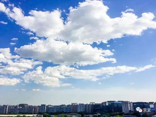 下午,白云朵朵齐齐来贺