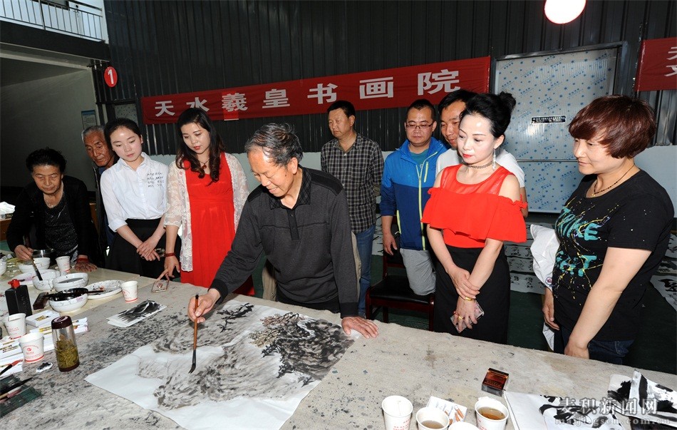 麦积区两书画院组织书画家深入企业挥毫泼墨献爱心