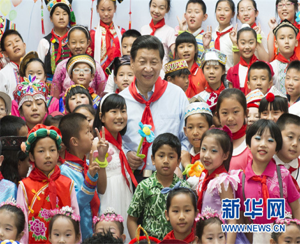 2013年5月29日,习近平在北京市少年宫参加“快乐童年 放飞希望”主题队日活动。新华社记者李学仁摄