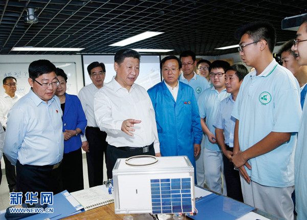 2016年9月9日,习近平在北京市八一学校实验室察看师生们研制的科普小卫星,他特别对孩子们说:“你们的小卫星发射时别忘了通知我一下。”新华社记者鞠鹏摄