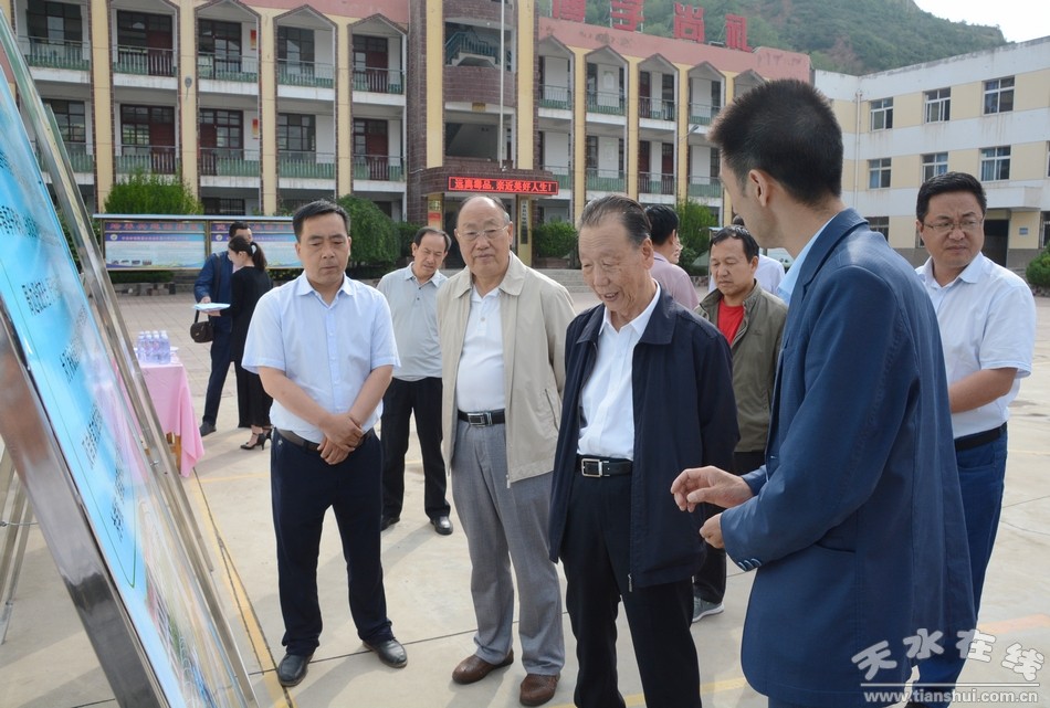 6月30日,甘肃省委原副书记,省关工委主任李虎林一行深入清水县调研
