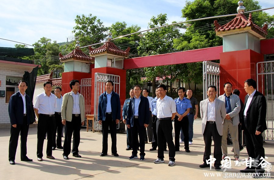 (在育才中学督查)6月5日,甘谷县委常委,宣传部长张庆元,县委常委,政法