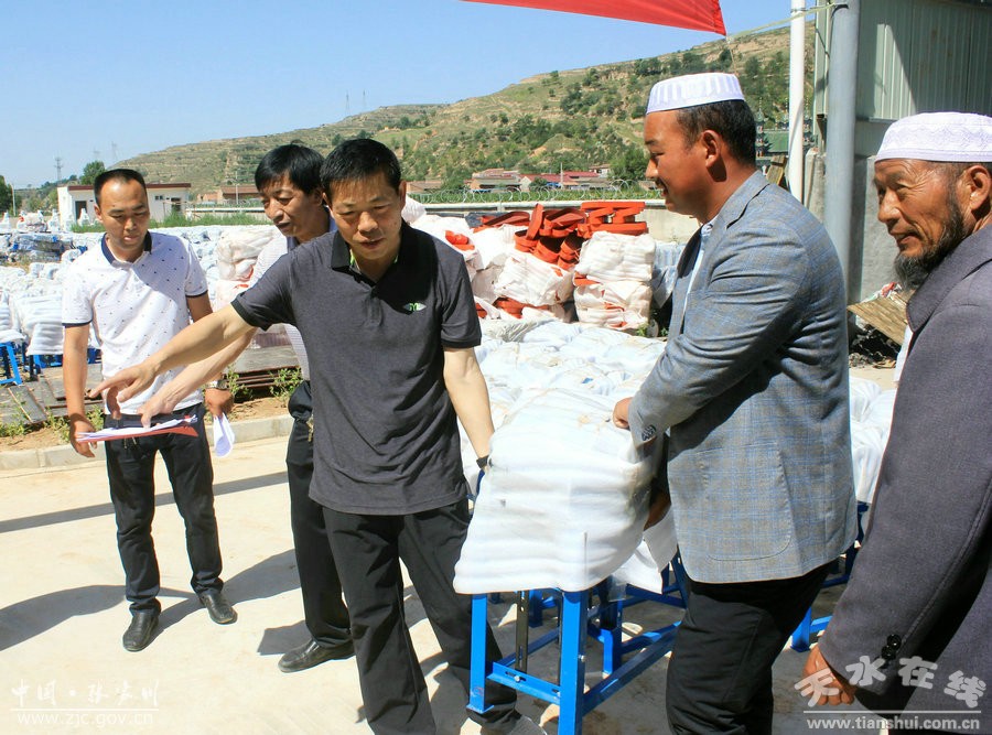 张家川县为精准扶贫户免费发放铡草机(图)