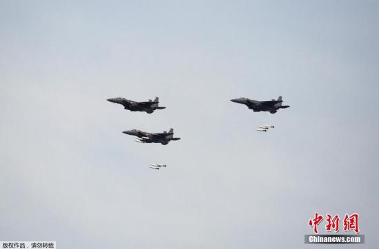 当地时间4月21日,韩美两国的韩国抱川举行联合实弹军事演习。图为韩国战机在目标区域上空投弹。 点击进入下一页