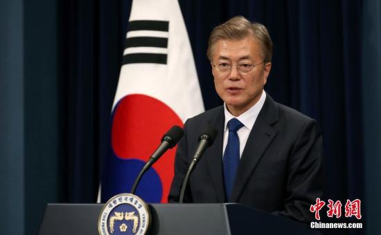 新任韩国总统文在寅(图中)5月10日下午在总统府青瓦台召开记者会,宣布提名全罗南道知事李洛渊为新任国务总理,前国家情报院第三次长徐薰为国家情报院院长,前国会议员任钟皙为青瓦台秘书室长。<a target='_blank' href='http://www.chinanews.com/'>中新社</a>记者 钟欣 摄 点击进入下一页