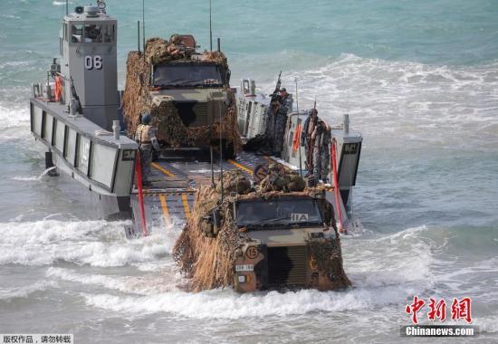 当地时间7月13日,美澳两国士兵在澳大利亚参加两年一次的“护身军刀”联合军演。 点击进入下一页
