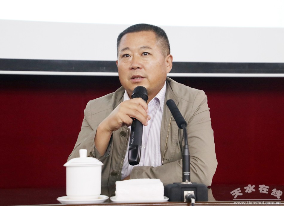 (甘肃省商务厅电商处副处长孔军主持讲座)