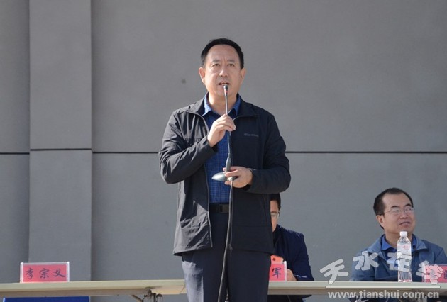 2党委书记李宗义宣布新生军训正式开始.jpg