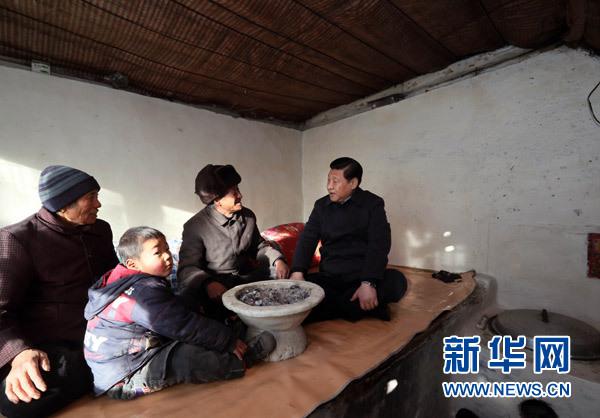 2012年12月29日至30日,中共中央总书记、中央军委主席习近平在河北省阜平县看望慰问困难群众。这是习近平在龙泉关镇骆驼湾村看望唐荣斌老人一家。(图片来源:新华社)