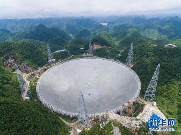 被誉为“中国天眼”的500米口径球面射电望远镜,是具有我国自主知识产权、最灵敏的射电望远镜。它的落成启用,对我国在科学前沿实现重大原创突破、加快创新驱动发展具有重要意义。(图片来源:新华网)