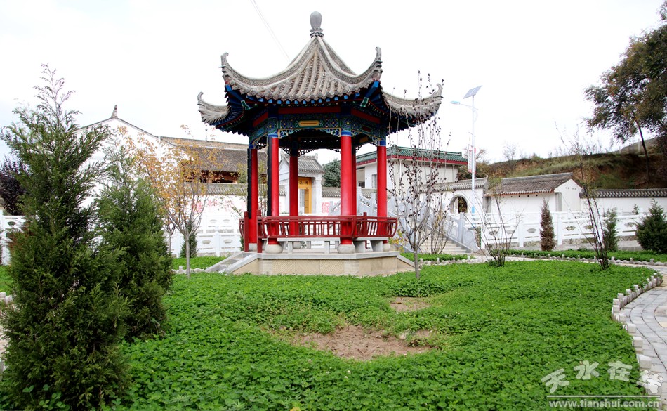 (观摩张家川县大阳镇刘沟村村镇建设) (观摩张家川县职教中心实训楼建设情况) 10月20日,省市支持张家川回族自治县优惠政策落实现场推进会召开。天水市委常委、统战部长温利平,市人大常委会副主任蒲朝晖,副市长何东,市政协副主席马百龄出席会议。 当天上午,与会人员观摩了张家川县大阳镇刘沟村村镇建设,县联民畜牧养殖有限公司、县第四幼儿园、县城至恭门火车站二级公路等项目建设。 温利平要求,要把加快张家川县发展摆在更加突出的位置,进一步加大工作力度,积极协调落实好省、市支持张家川县经济社会发展各项