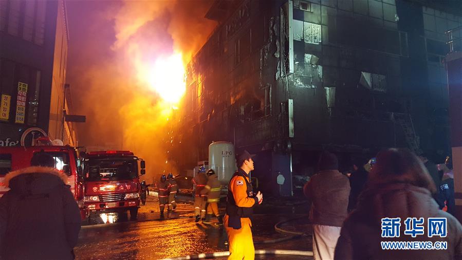 (国际)(1)韩国堤川市一运动中心发生火灾 已造成16人死亡