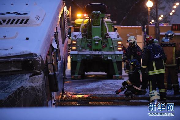 （国际）（9）莫斯科一公交车冲入地下通道致5人死亡