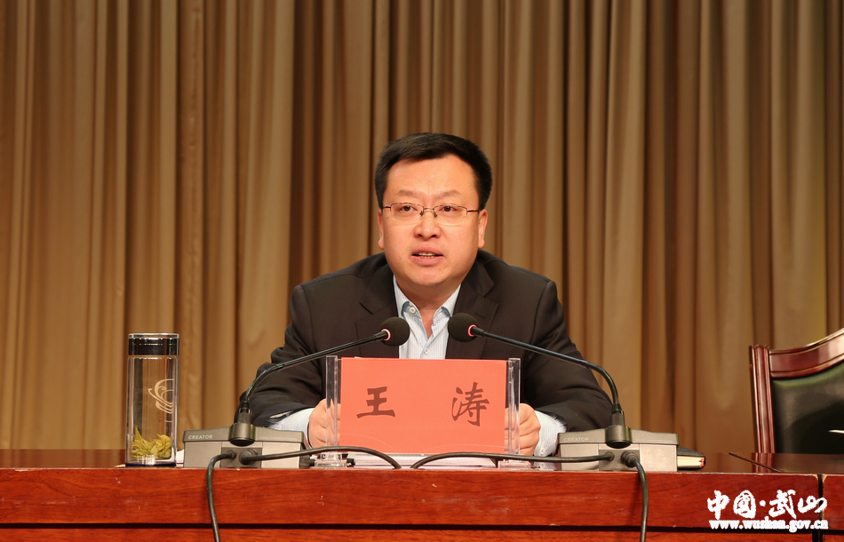 (县委常委,纪委书记,监委主任王涛主持会议)