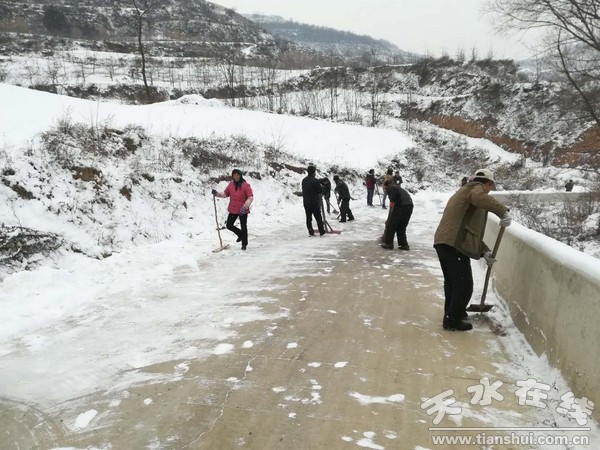 清水县各乡镇开展交通安全劝导和冰雪清理工作