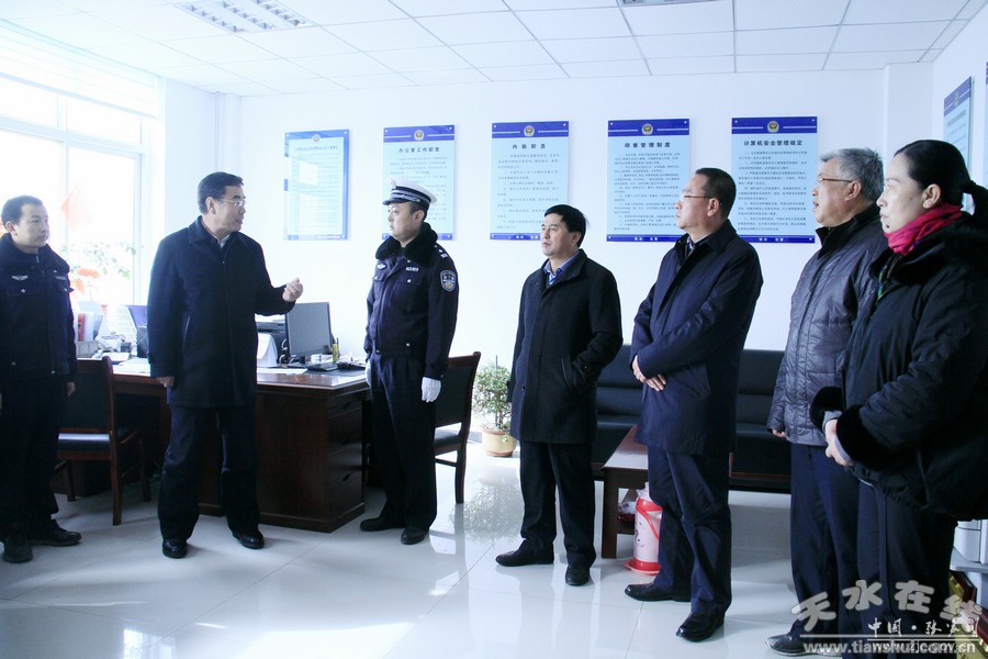 张家川县四大组织领导访慰问部队官兵和公安民警(图)