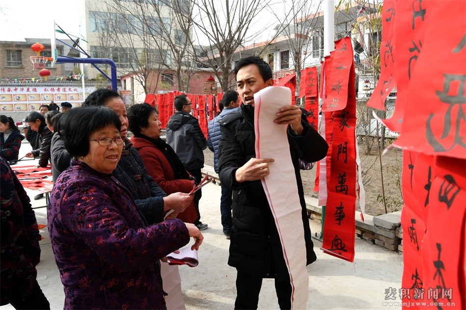 积区马跑泉镇团庄村组织书法家为村民写春联送