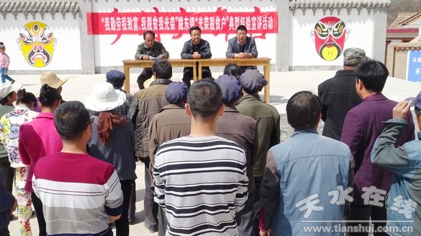 光荣脱贫户在村级文化广场宣讲.jpg