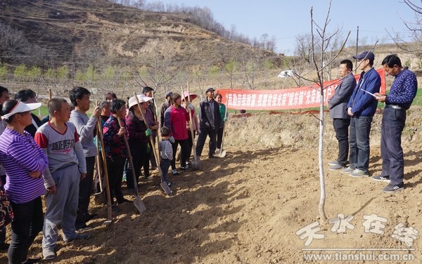 光荣脱贫户在田间地头宣讲.jpg