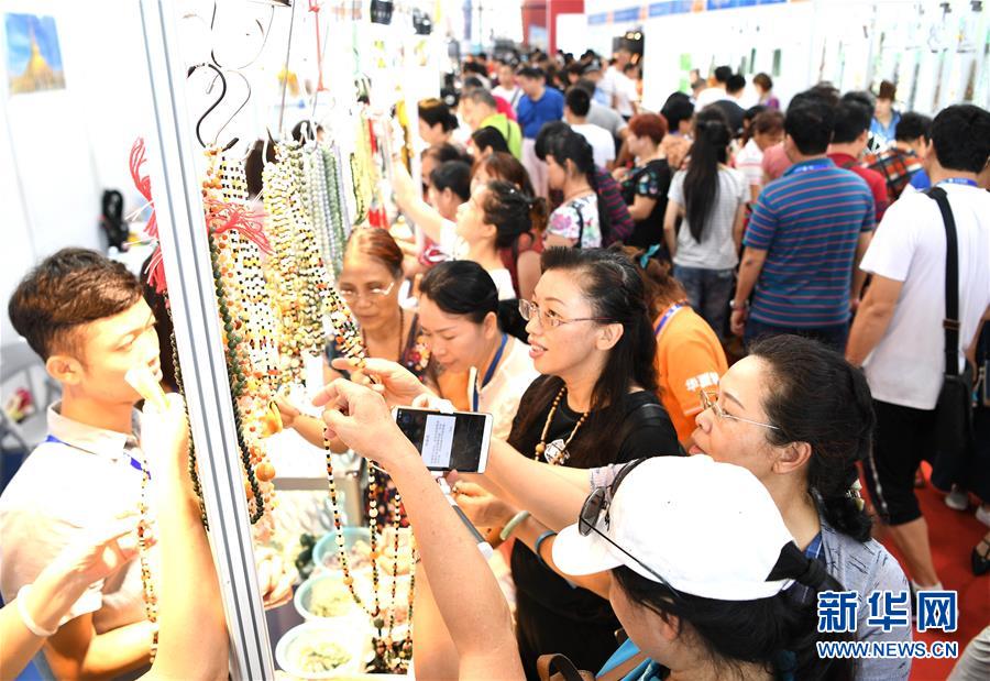 ���»�ȫýͷ����ͼ�Ļ�������4���˹����𴺳�������ϰ��ƽͬ־Ϊ���ĵĵ�������Ĺ�����չ��ʵ