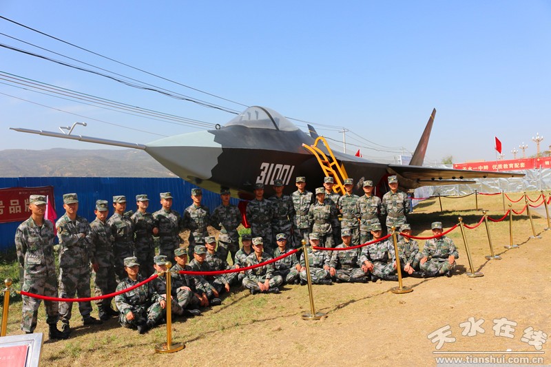甘肃林职学院组织国旗护卫队参观国防教育兵器