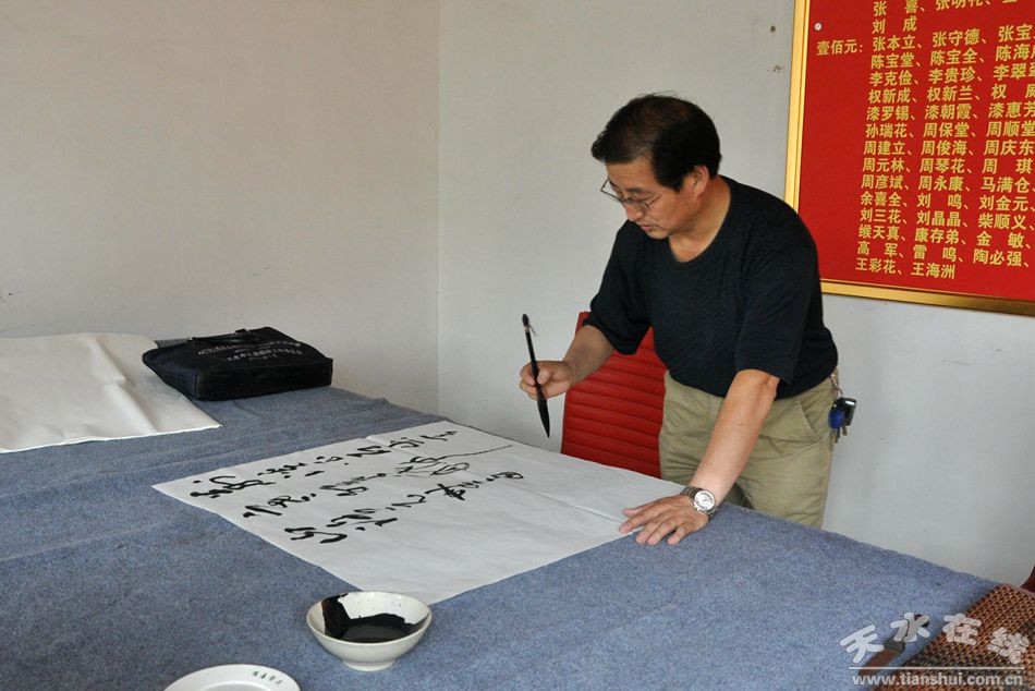 天水市精神扶贫示范村文化惠民活动走进枣园村(图)