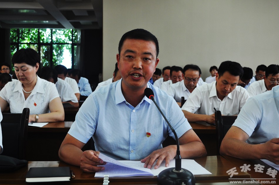 (中梁镇党委书记杨海军发言)