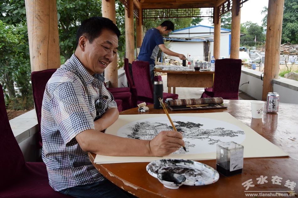天水在线聚焦:李官湾的"高颜值"引天水画家竞折腰(图)
