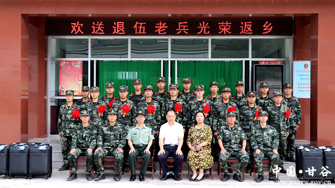 王志高与11名退伍军人一一握手告别,对他们维护甘谷社会稳定,促进甘谷