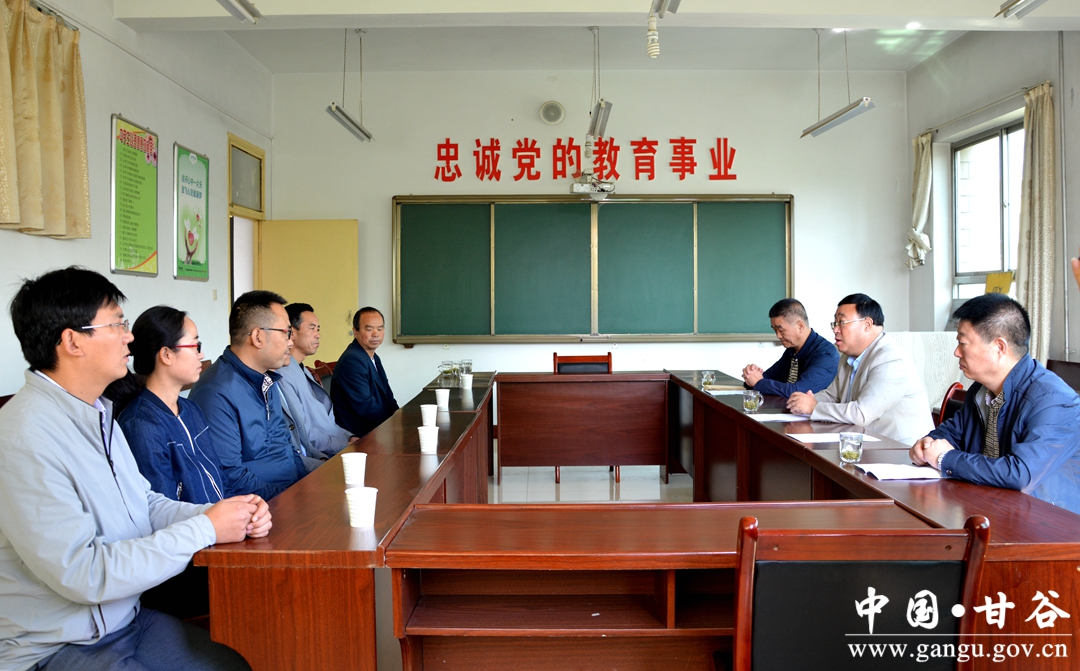9月10日,甘谷县政协主席马骥深入甘谷四中看望慰问一线教师,并向