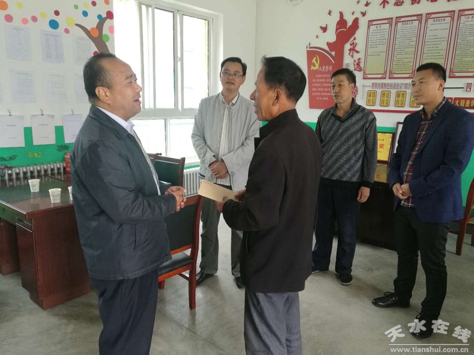 马小平慰问教师.jpg