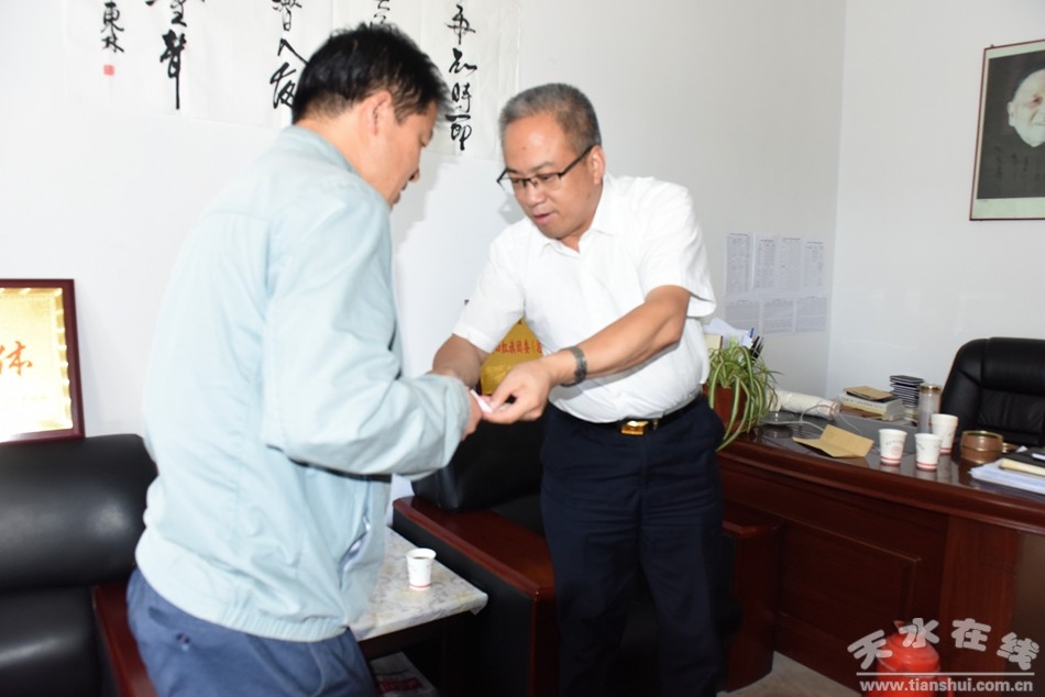牛永祯 慰问白沙中学教师 王永峰.jpg