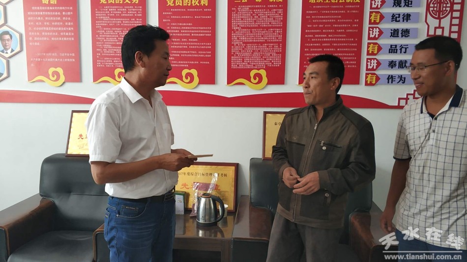 王县长慰问教师.jpg