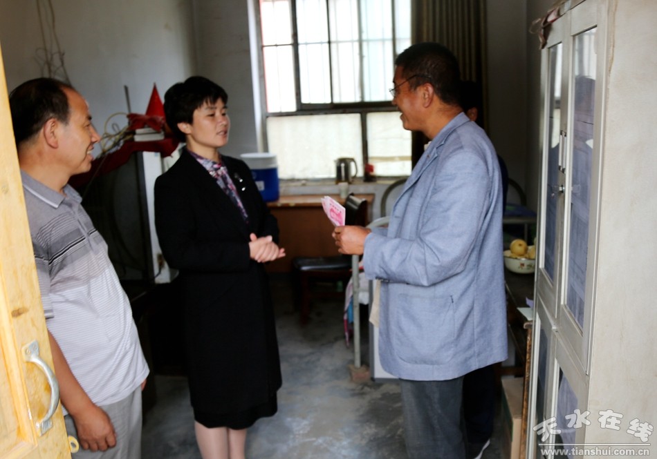 李县长慰问教师.JPG