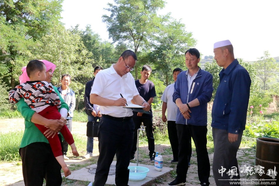 马筱宁在川王镇走访调研农村危房改造工作(图