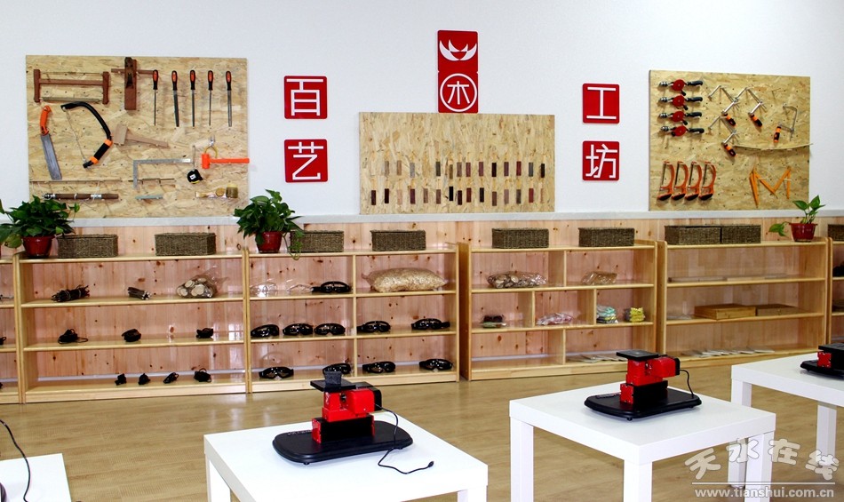 园所建筑面积2100平米,户外活动场地1000平米,开设木工坊,科学发现室