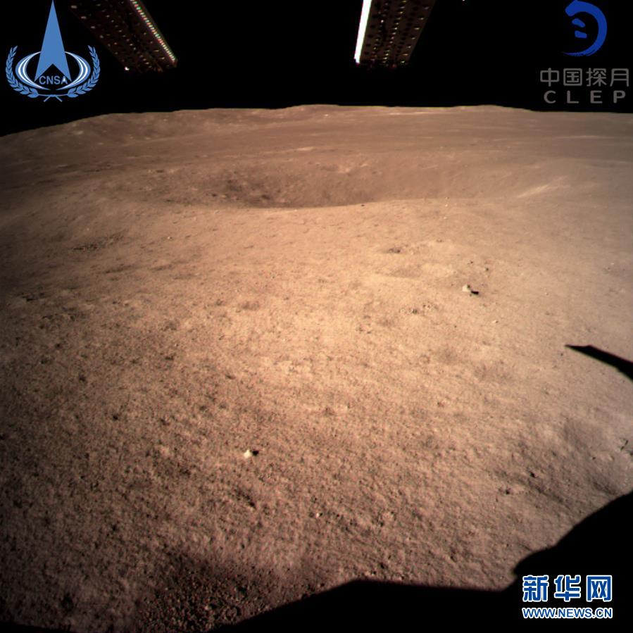 嫦娥四号探测器传回世界首张近距离拍摄的月背影像图像