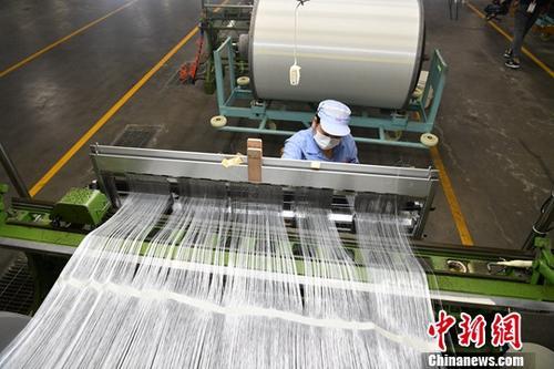 资料图:玻璃纤维生产厂。<a target='_blank' href='http://www.chinanews.com/'><p align=