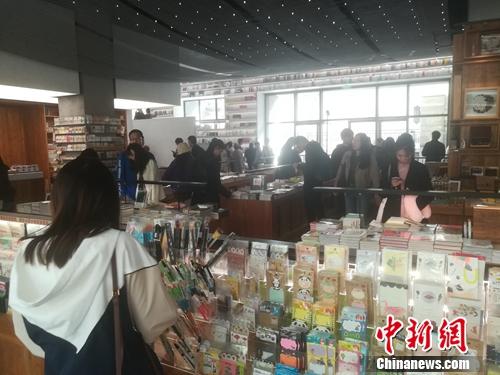 前门附近的书店Page One吸引了很多读者。上官云 摄 点击进入下一页