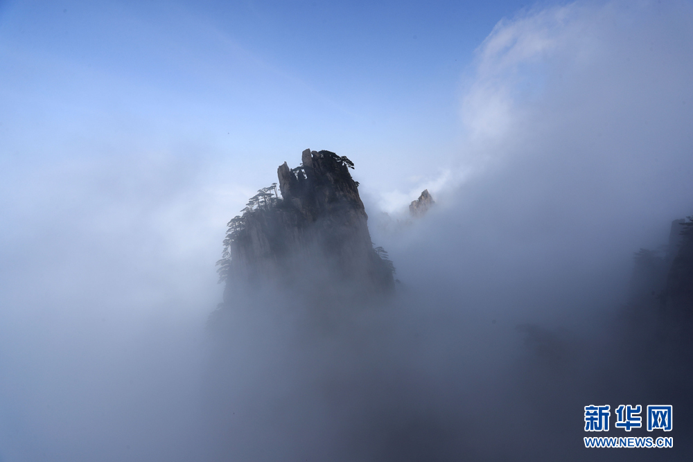 4月26日,安徽黄山风景区云雾弥漫,宛如一幅淡雅飘逸的水墨画卷.