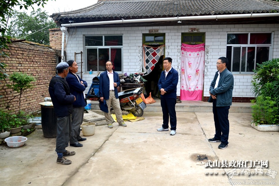 6月21日,武山县人大常委会主任张璞银深入榆盘镇四湾村暗访督查脱贫