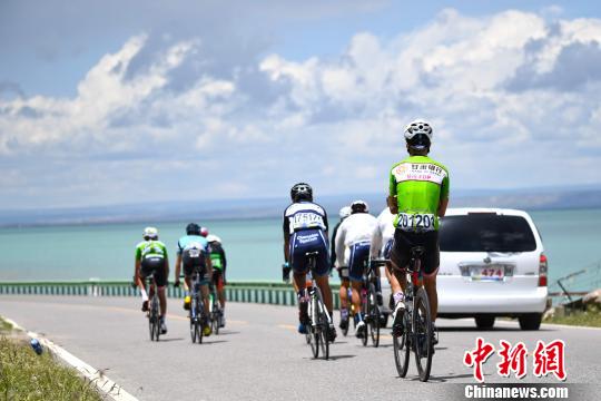 图为车手在青海湖畔骑行。 环湖赛融媒体中心 摄