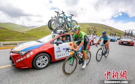 图为车手在山地骑行。 环湖赛融媒体中心 摄