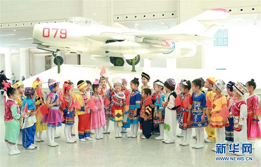 (人民空军70年·图文互动)(2)我爱祖国的蓝天——空军强军主题纪念封8张“同框照”背后的故事