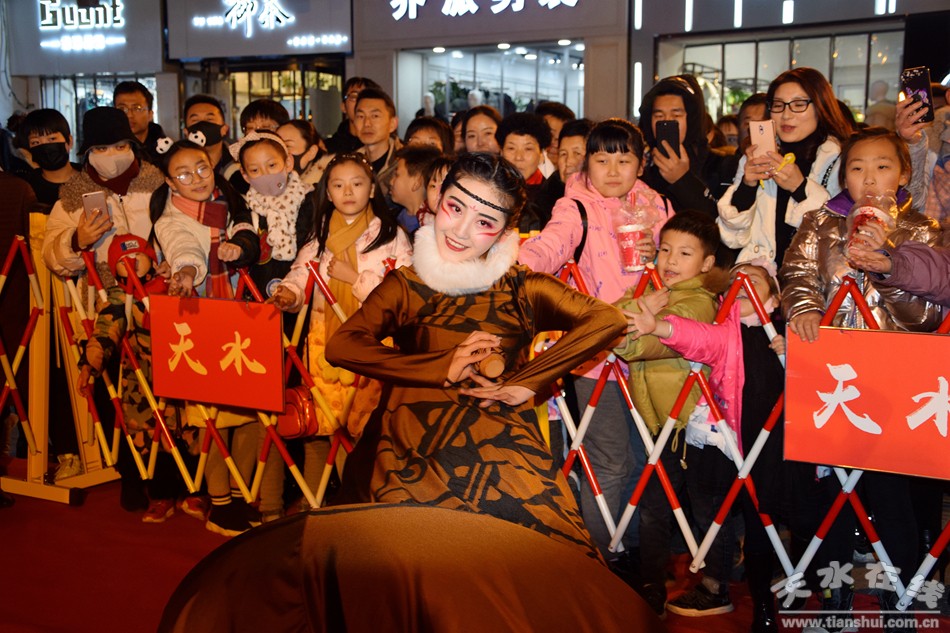 "东方微笑"和"大地湾女神"演出现场来了一位神秘嘉宾(图)--天水在线