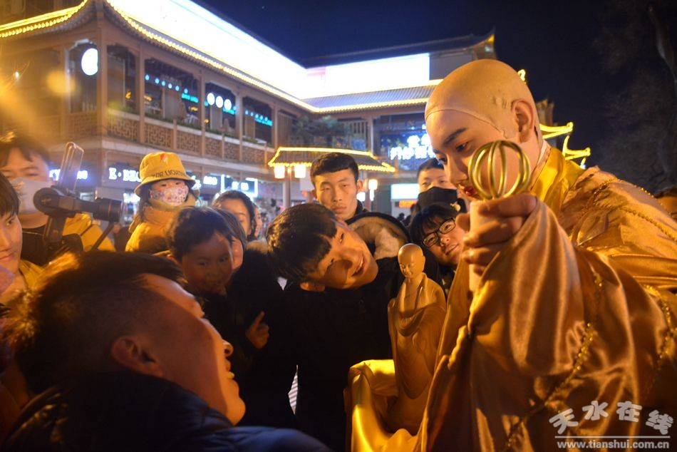 天水在线推出的"东方微笑"连续第十六天演出掠影(图)